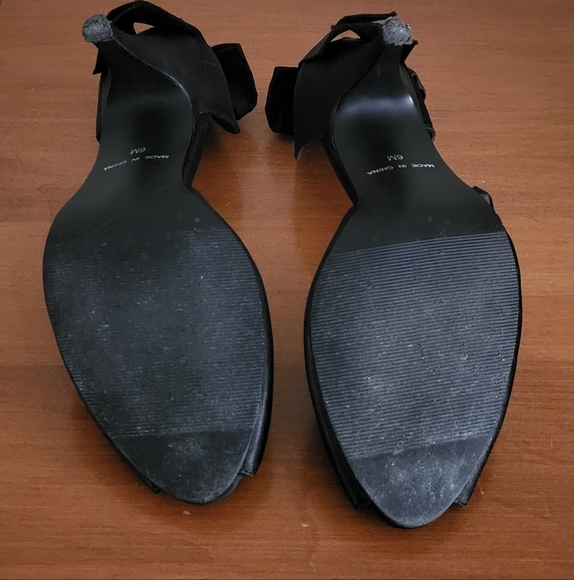 Le chateau heels with bow in back. Size 6 - Picture 5 of 7